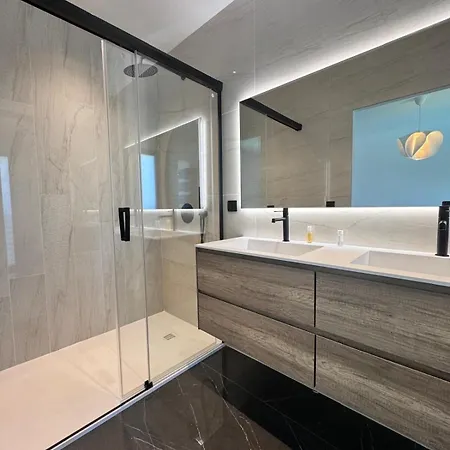 Beautiful Luxury With Pool In Vila